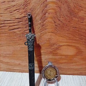 Lote siguiente: Espada Miniatura o Abrecartas de Metal Estilo Chino Jian