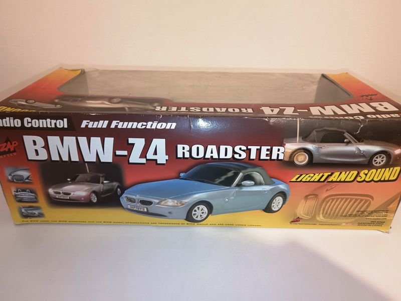 BMW Z4 Roadster con control remoto y luces en su caja original - imagen 4
