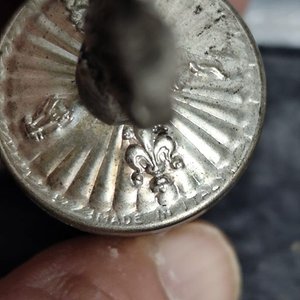 Dos Tapones de Botella de Corcho y Metal con Diseño Fleur-de-lis - imagen 4
