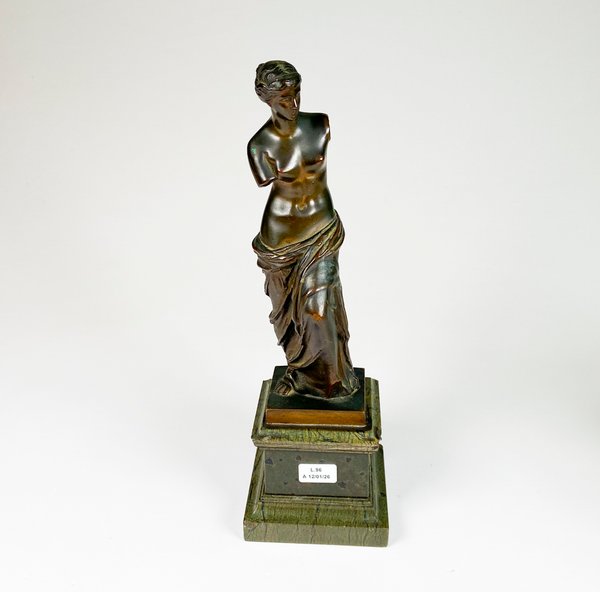 Lote siguiente: Figura de bronce dama sobre base, altura 32 cm