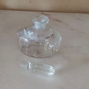 Lote siguiente: Frasco Perfumero de Cristal Tallado con Tapa