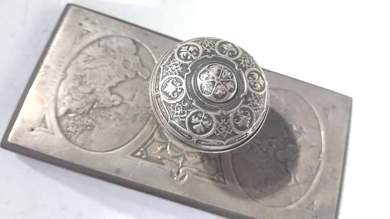 Escribanía Francesa del Siglo XIX con Gravados en Bronce - imagen 7