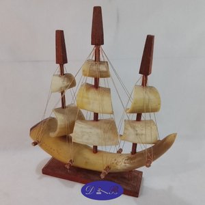 Lote siguiente: Barco Artesanal Decorativo en Guampa y Madera (35 cm)