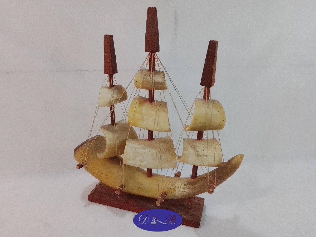 Barco Artesanal Decorativo en Guampa y Madera (35 cm)