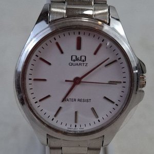 Reloj Pulsera Q&Q Tono Plateado Esfera Blanca con Detalles Rojos - imagen 2