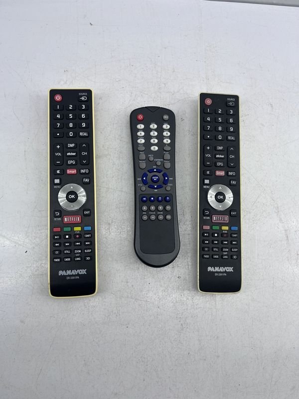Lote de 3 Controles Remotos para TV: 2 Panavox y 1 Universal - imagen 1