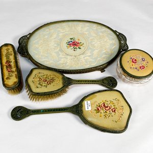 Set de Tocador Vintage: Bandeja, Espejo, Cepillos y Polvera con Bordados Florales - imagen 1