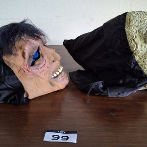Lote de Cotillón: Máscaras de Terror, Guitarra Inflable, Trompos de Madera y Más - imagen 4