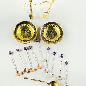 Set de 16 Pocillos Hialinos con Platillos y Cucharas Metálicas con Piedras - imagen 2