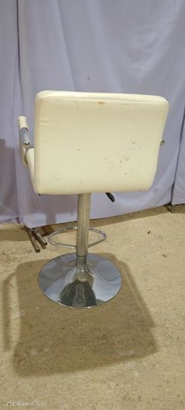 Silla alta tipo banqueta con posabrazos pantazote blanco hidráulico - imagen 3