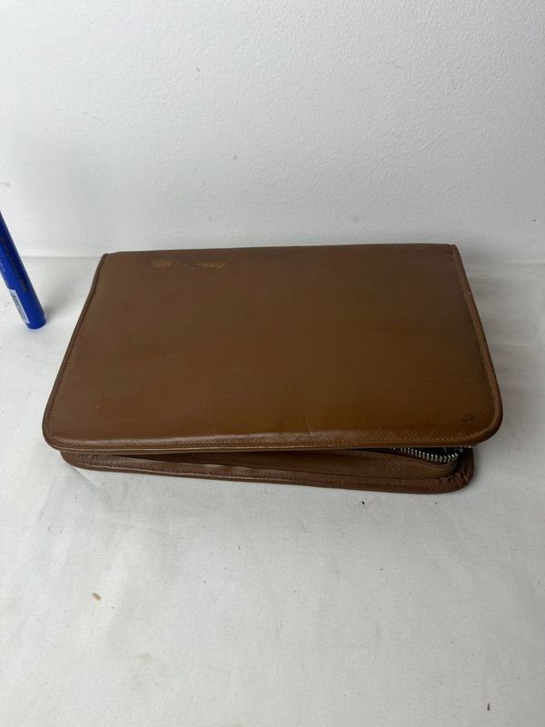 Lote siguiente: Neceser de cuero con accesorios