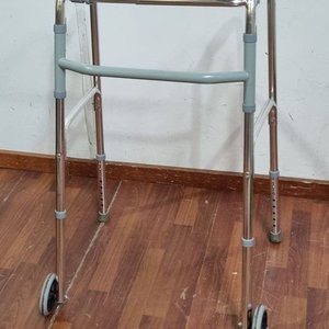 Andador Ortopédico Plegable de Metal Cromado con Ruedas Frontales - imagen 1