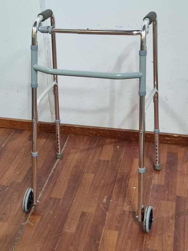 Andador Ortopédico Plegable de Metal Cromado con Ruedas Frontales