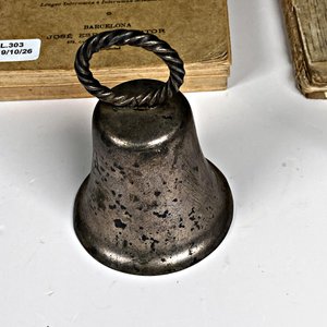 Lote de 2 Libros Antiguos y 2 Campanillas de Metal - imagen 3