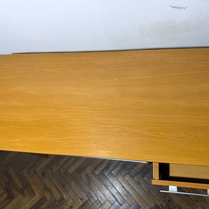 Escritorio de madera claro con cajón y espacio para teclado - imagen 2