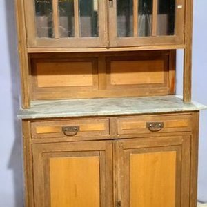 Lote anterior: Aparador de Madera con Vitrina, Cajones y Mesada de Mármol