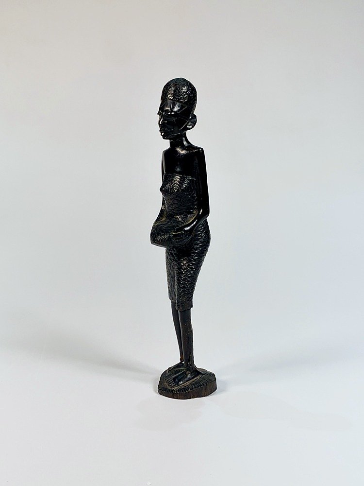 Talla de Dama Africana en Madera con Canastos - 22 cm