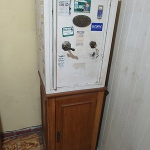 Antigua caja fuerte con mueble - imagen 1