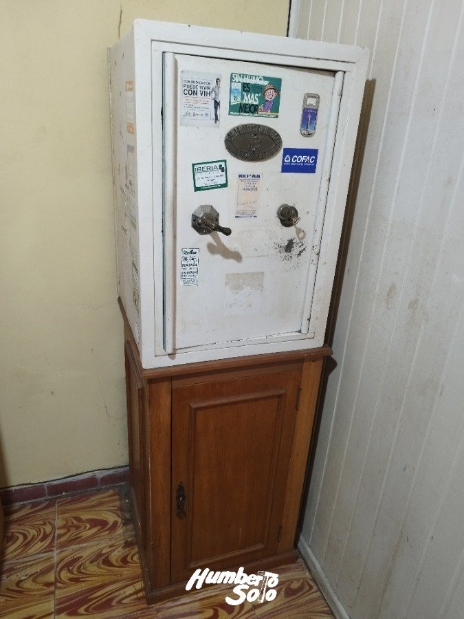 Antigua caja fuerte con mueble