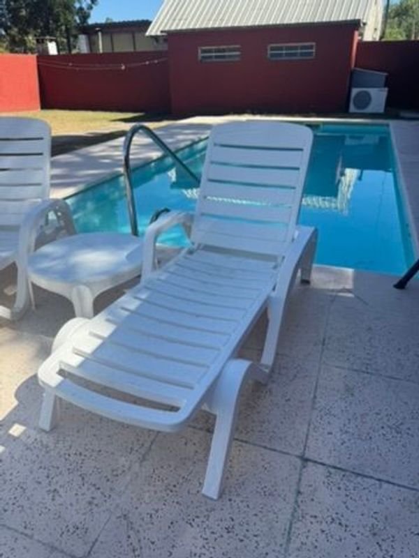 Par de reposeras con mesa lateral en PVC - imagen 5
