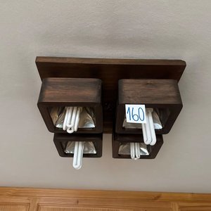 Lote siguiente: Juego de 2 Lámparas de Techo de Madera: Una de 4 Luces y Otra de 2