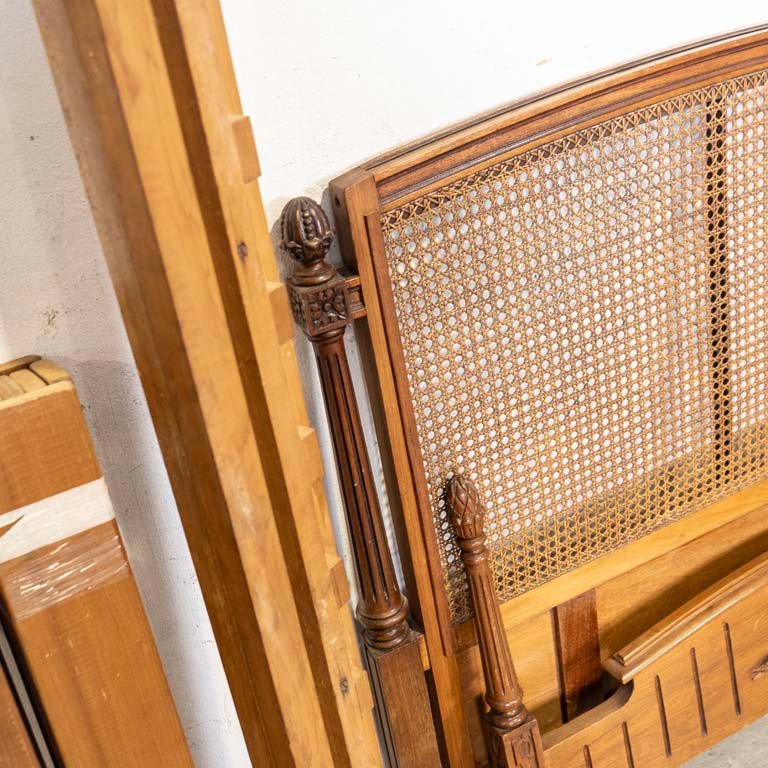 Cama de una plaza Luis XVI, con respaldo esterillado - imagen 3