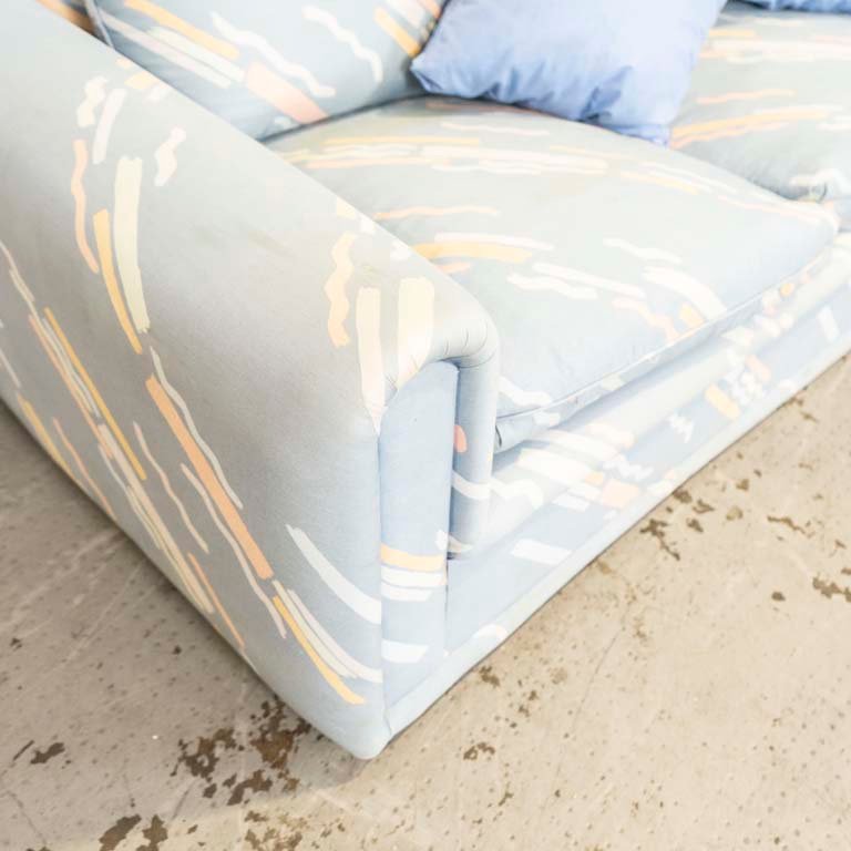 Sofá de tres cuerpos tapizado en tela estampada con fondo celeste - imagen 2