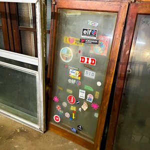 Dos Hojas de Ventana de Cedro con Vidrio y Stickers - imagen 2