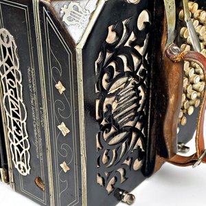 Bandoneón Alemán Alfred Arnold Campos con Estuche de Madera y Nacarado - imagen 4