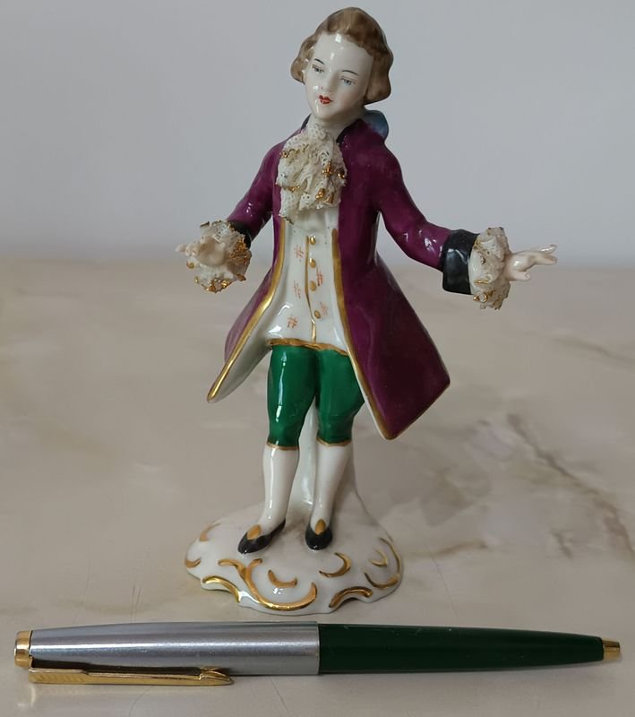 Lote siguiente: Figurita de Porcelana Alemana del Romanticismo Europeo