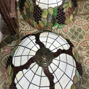 Lote siguiente: Lámparas Tiffany Estilo Vidrio Multicolor con Diseño de Uvas