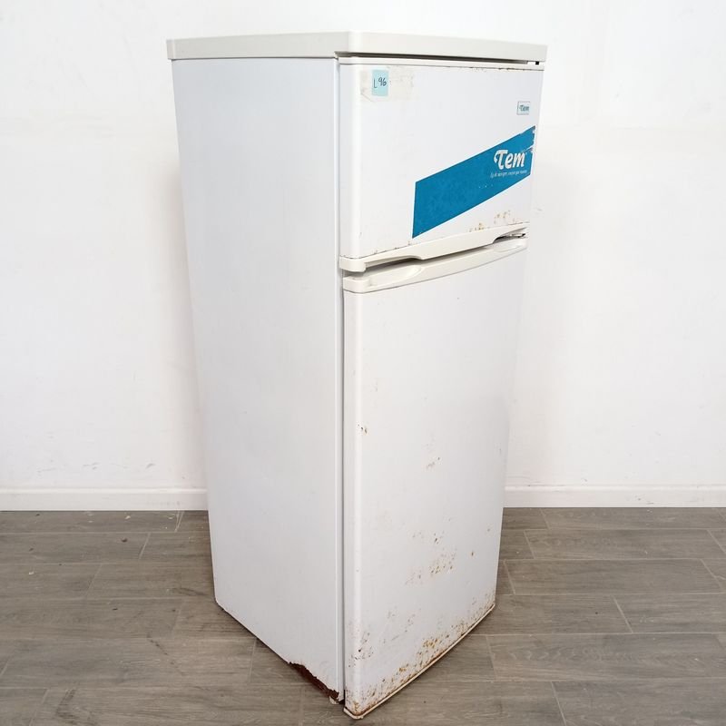 Refrigerador blanco marca Tem en mal estado - imagen 6