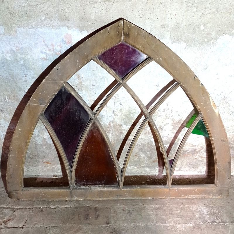 Lote siguiente: Ventana de vidrio labrado en arco