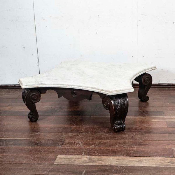 Mesa ratona con tapa de mármol y patas talladas formando volutas, estilo renacimiento - imagen 1