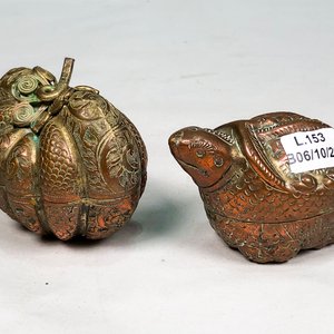 Dos Alhajeros Antiguos de Cobre con Diseños Grabados - imagen 2