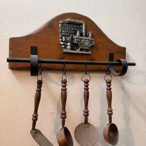 Colgador de Pared Rústico con Utensilios de Cocina en Madera y Cobre - imagen 1