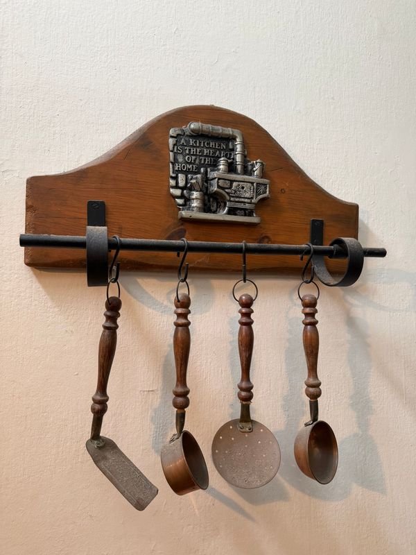 Colgador de Pared Rústico con Utensilios de Cocina en Madera y Cobre