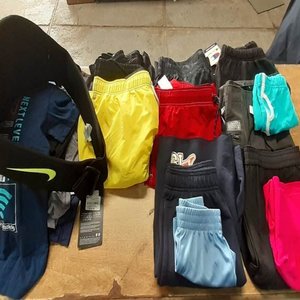Lote siguiente: Lote de Ropa Deportiva Variada: Cinturón, Remeras, Shorts y Calzas