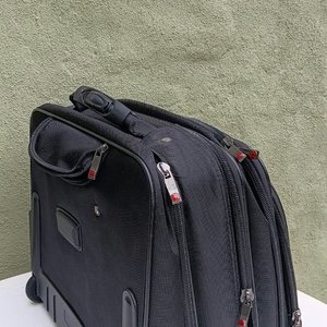 Bolso de Viaje Estilo Valija Negro con Ruedas y Mango Extensible - imagen 3
