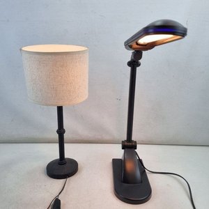Par de Lámparas de Mesa: Una con Pantalla de Tela y Otra Articulada con Tubo Fluorescente - imagen 2