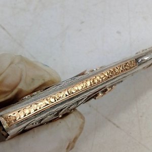 Elegante Boquilla de Tabaco "FALCHA" en Metal Cincelado con Apliques Dorados - imagen 5