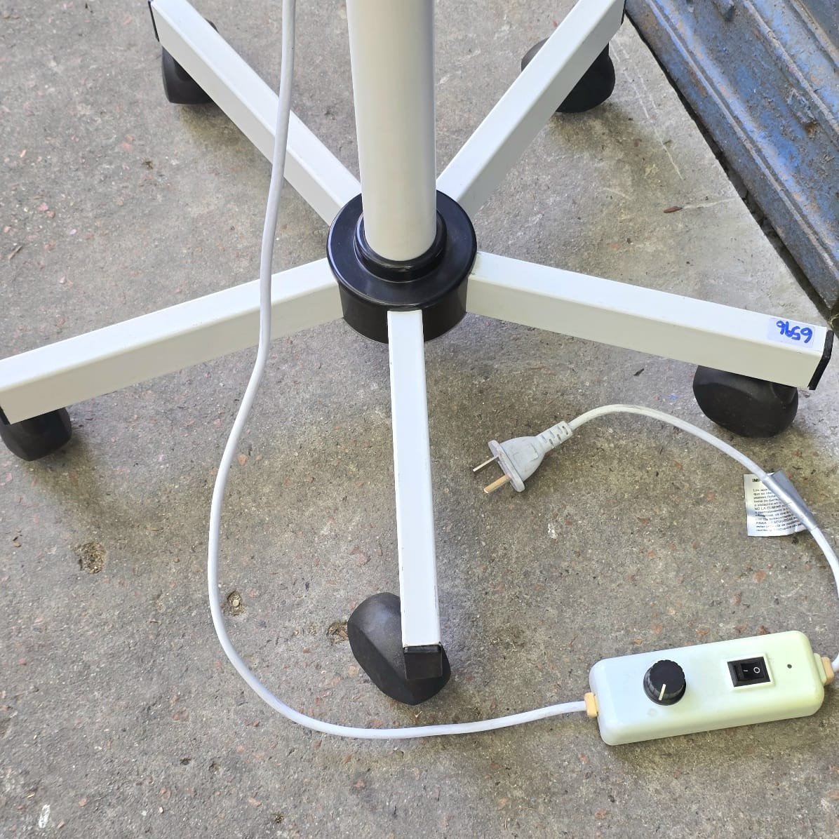 Item lote-16-lampara-infraroja-de-pie - Image 6