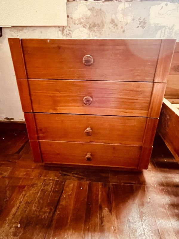 Mesa de Luz de Madera con 4 Cajones