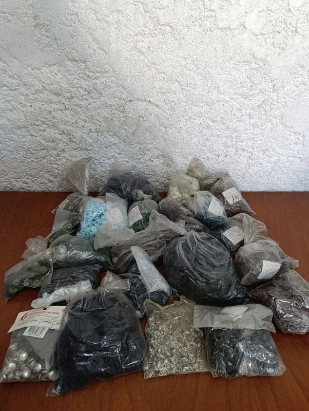 Botones variados en bolsas plásticas