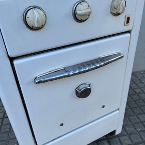 Cocina Eléctrica Esmaltada Blanca con Horno y Dos Hornallas - imagen 4