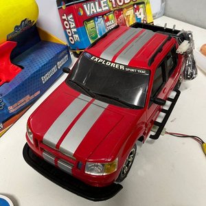 Lote de Juguetes: Camioneta Ford a Batería, Pistola de Agua, Espada, Yoyó y Juego de Cartas - imagen 5
