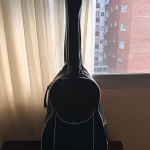 Guitarra Clásica con Estuche Negro - imagen 2