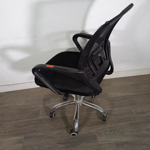 Silla de Oficina Giratoria Negra con Detalle en Tapizado - imagen 5