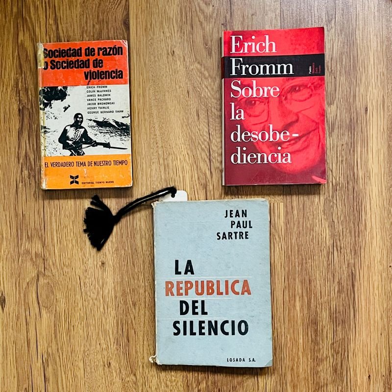 Trilogía de Libros: "Sobre la desobediencia", "Sociedad de razón y sociedad de violencia", "La república del silencio"