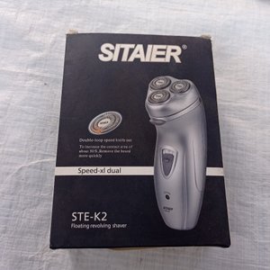 Seis piezas: soportes para celular, afeitadora, sintonizador digital, spray para aceite y dos bolsos. - imagen 3